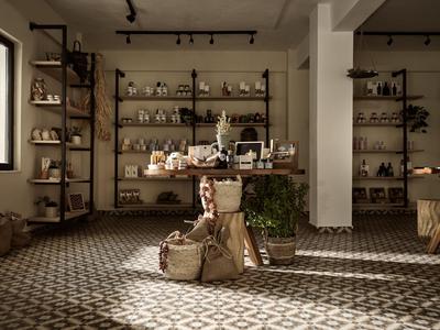 Negozio accogliente con decorazioni fatte a mano e cesti su tavoli e scaffali in legno.