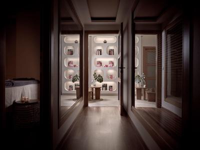 Flur mit Spiegelwänden, Sicht auf Tisch mit Blumen in einem hellen, modernen Raum.