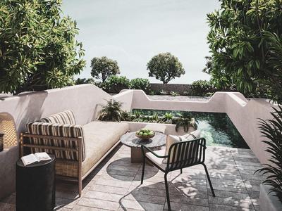 Gemütlicher Raum mit Pflanzen, Kerzenlicht, Holzmöbeln und einer mit Decke bedeckten Liege.