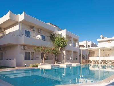 Nowoczesny kompleks hotelowy z basenem i balkonami pod czystym niebieskim niebem