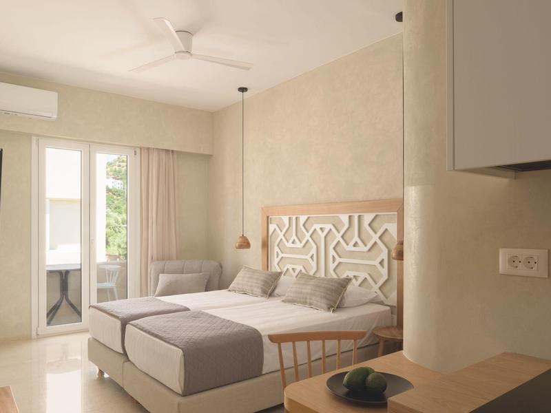 Jasny pokój hotelowy z dwoma pojedynczymi łóżkami i balkonem