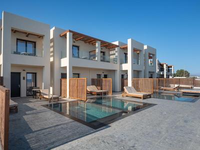Moderne Ferienvillen mit privaten Pools und Terrassen unter klarem blauem Himmel.