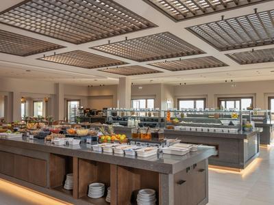 Großer Frühstücksbereich mit Buffets und einer modernen, hellen Atmosphäre.
