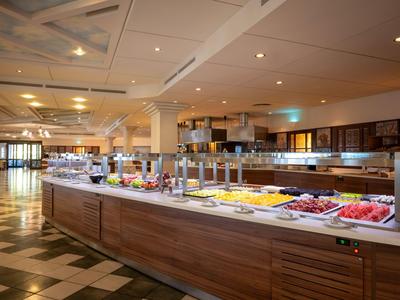 Großzügiges Buffet mit vielfältigen Frühstücksoptionen in einem modernen Hotelrestaurant.