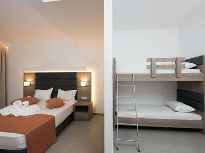 Zwei Schlafzimmer: eines mit Doppelbett und warmem Licht, anderes mit Etagenbett und weißer Wand.