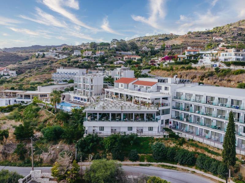 Velká hotelová budova na svahu s výhledem na okolní krajinu a oblohu.