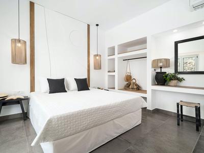 Modern hotelkamer met wit bed, minimalistisch meubilair en houten accenten