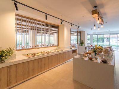 Moderner Frühstücksraum mit Buffet und großem Fenster im Hotel.
