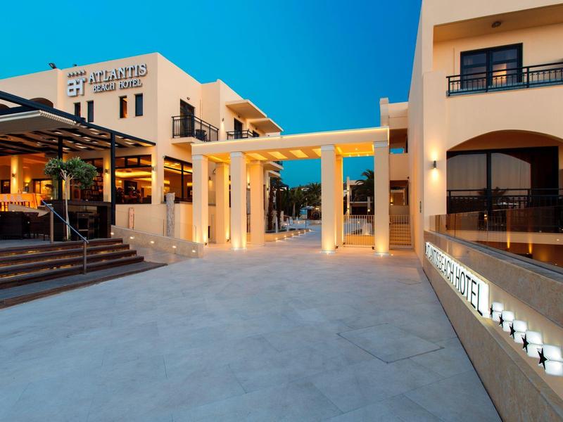 Moderner Hoteleingang mit beleuchtetem Gang und Terrasse bei Dämmerung