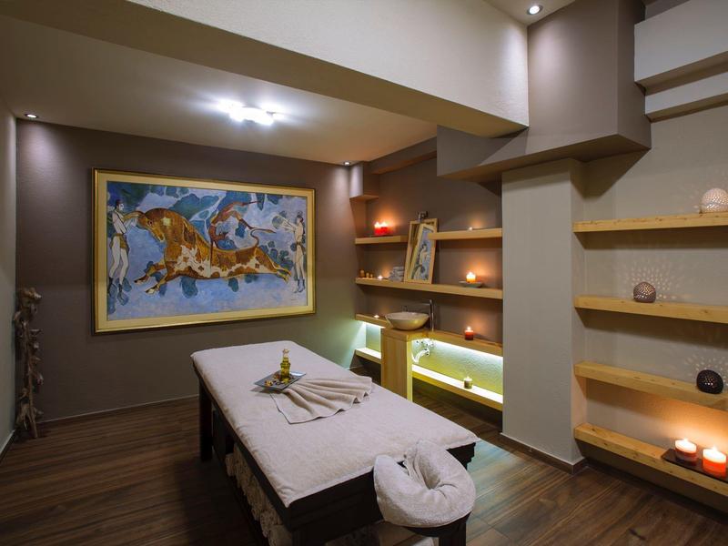 Gemütlicher Massageraum mit Holzboden, eingebauten Regalen und entspannender Beleuchtung.