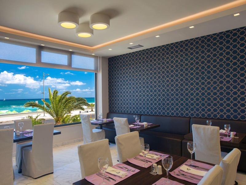 Eleganter Speiseraum mit Meerblick und modernem Dekor in einem Hotel.