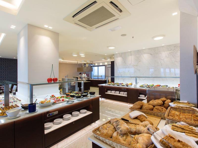 Buffetbereich mit verschiedenen Brotsorten und Gebäck in modernem Restaurant.