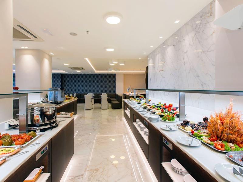 Buffetbereich mit diversen Speisen und hellem, modernem Interieur in einem Restaurant