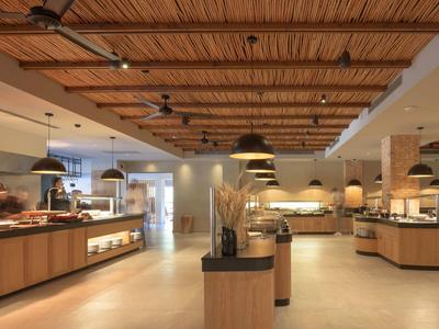 Buffet moderno in un ampio ristorante d'hotel con soffitto in legno e illuminazione.