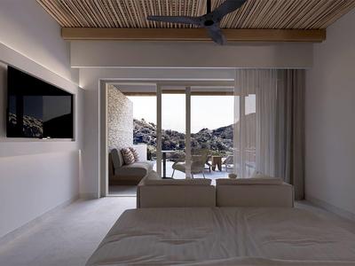 Camera d'hotel moderna con letto, TV a parete e vista su una terrazza esterna.