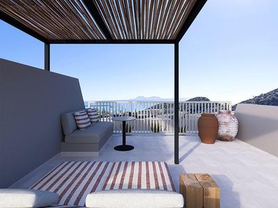 Terrazza con divano, tavolino, vasi e vista sul mare e montagne sotto tetto a doghe.