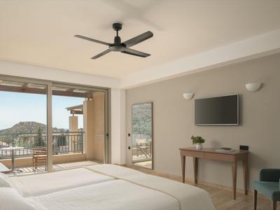 Modernes Hotelzimmer mit Doppelbett, Terrasse und Blick auf Hügel im Hintergrund.