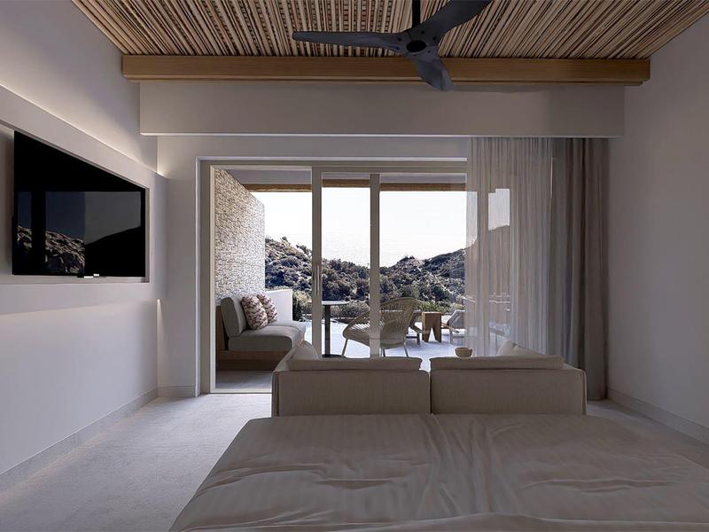 Camera d'hotel moderna con letto, TV a parete e vista su una terrazza esterna.