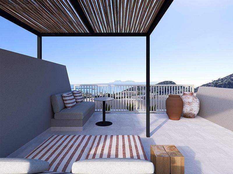 Terrazza con divano, tavolino, vasi e vista sul mare e montagne sotto tetto a doghe.