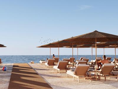 Pláž s lehátky a slunečníky během slunečného dne u moře