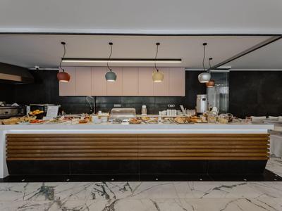 Moderní bufet s různými snídaňovými možnostmi v elegantní hotelové oblasti