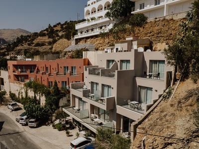 Mehrstöckige Hotels an einem Hang mit Blick auf eine Straße und umliegende Hügel.