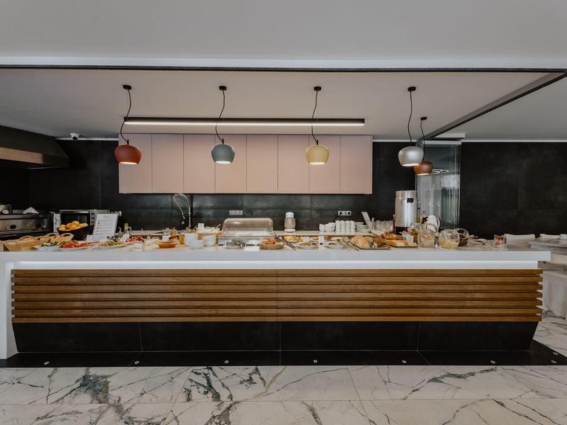 Moderní bufet s různými snídaňovými možnostmi v elegantní hotelové oblasti