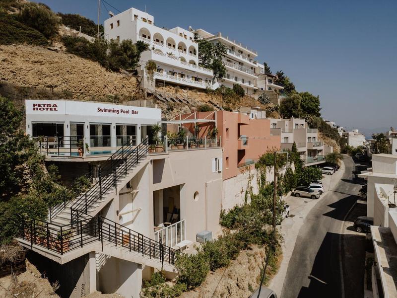 Vícepatrový hotel na svahu s schody s výhledem na pobřežní silnici