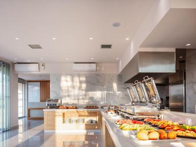 Bufet w nowoczesnej restauracji hotelowej z różnymi ciepłymi potrawami pod lampami.