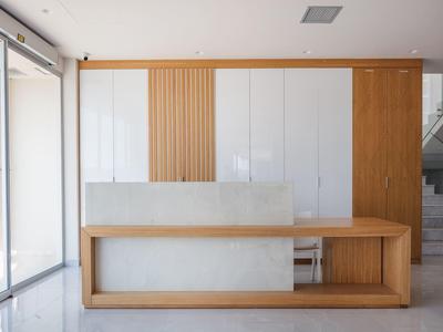 Nowoczesna recepcja hotelowa z drewnianymi i białymi frontami, okna boczne i schody.