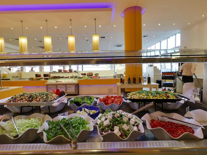 Salatbuffet mit verschiedenen frischen Gemüsesorten und Beilagen in einem hellen Restaurant