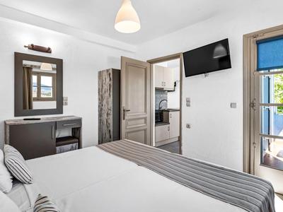 Modern eingerichtetes Hotelzimmer mit Doppelbett, Schreibtisch und Balkon mit Außensicht.