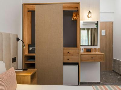 Moderner Hotelzimmer-Schrank mit Schiebetür, Hängemöglichkeit und Spiegel.