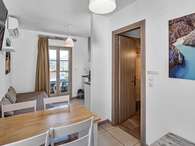 Kleiner Essbereich in einem Hotelzimmer mit Blick auf das Meer durch das Fenster.