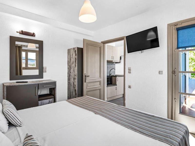 Modern eingerichtetes Hotelzimmer mit Doppelbett, Schreibtisch und Balkon mit Außensicht.