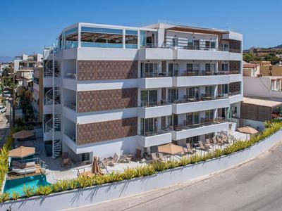 Hotel moderno a più piani con camere con balcone e piscina in posizione soleggiata.