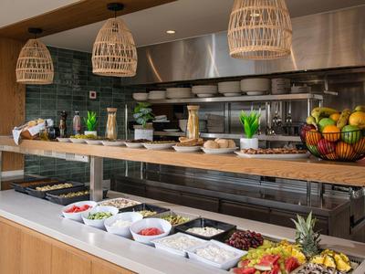 Buffet con frutta, verdura, salse e piatti in un ristorante.