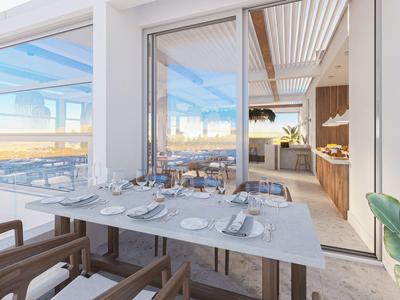 Modernes Esszimmer mit großem Tisch, sechs Stühlen und Blick durch Fenster auf Außenbereich.