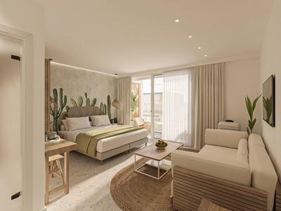 Helles Hotelzimmer mit Doppelbett, Sofa, großem Fenster und minimalistischer Dekoration.