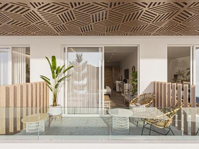 Moderner Balkon mit Glasgeländer, zwei Stühlen, Pflanzen und geometrischem Deckenmuster.