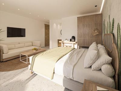 Helles Schlafzimmer mit Doppelbett, Sofa, Holzboden und minimalistischer Dekoration in beige und weiß.