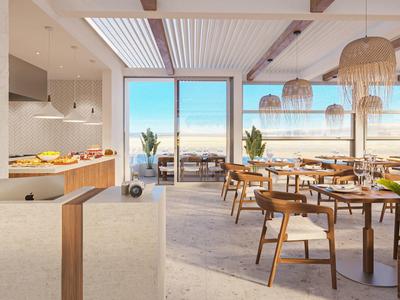 Helles Restaurant mit Holzstühlen, Tischen, großen Fenstern und Blick auf die Terrasse und das Meer.