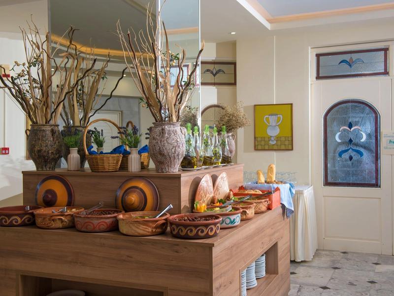 Buffet avec différentes sortes de pain et plantes décoratives dans un restaurant d'hôtel.
