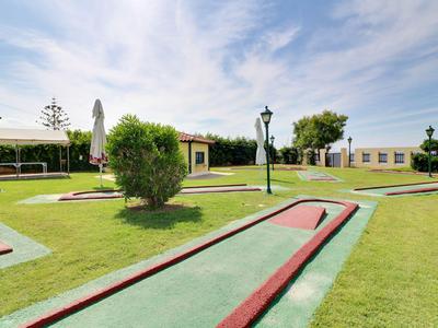 Buiten midgetgolfbaan met goed onderhouden gras en blauwe lucht bij daglicht
