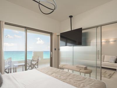 Habitación de hotel moderna con vista al mar, terraza y decoración minimalista.