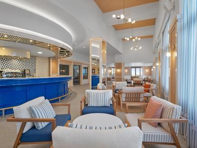 Modern hotelinterieur met stijlvolle lounge en blauwe houten bar.