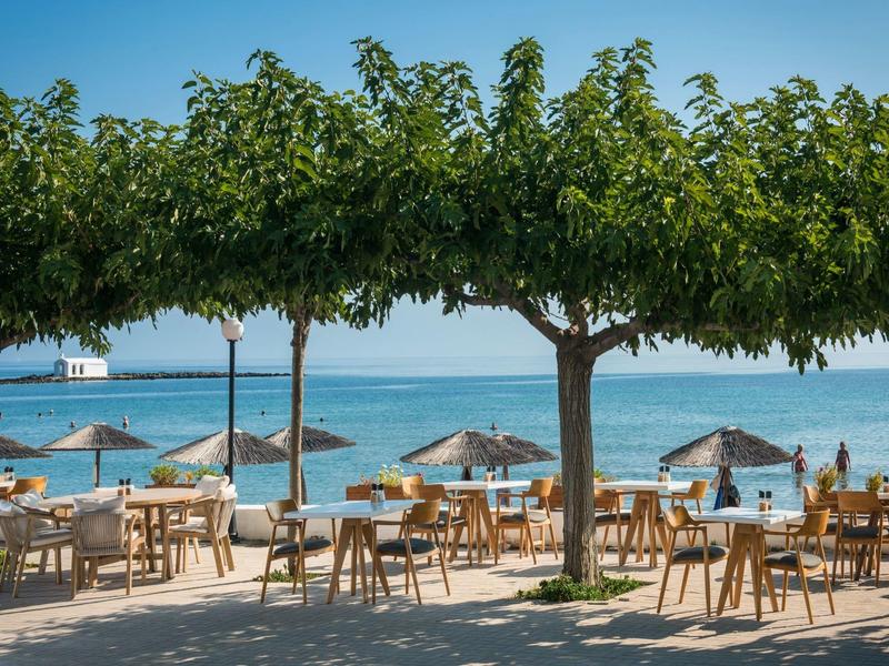 Restauracja przy plaży z drewnianymi stołami i krzesłami pod zielonymi drzewami i niebieskim niebem.