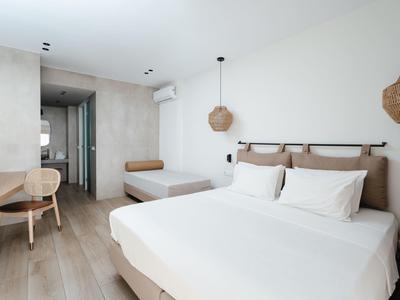 Camera d'hotel moderna con due letti, scrivania e design minimalista