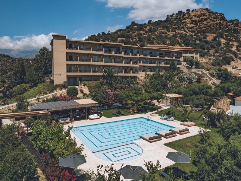 Hotel su una collina con piscina all'aperto e terrazza solarium in un paesaggio verde