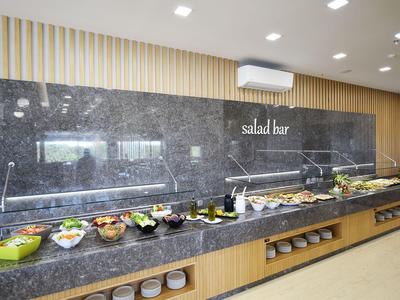 Bar per insalate in un ristorante d'hotel moderno con varie insalate fresche.